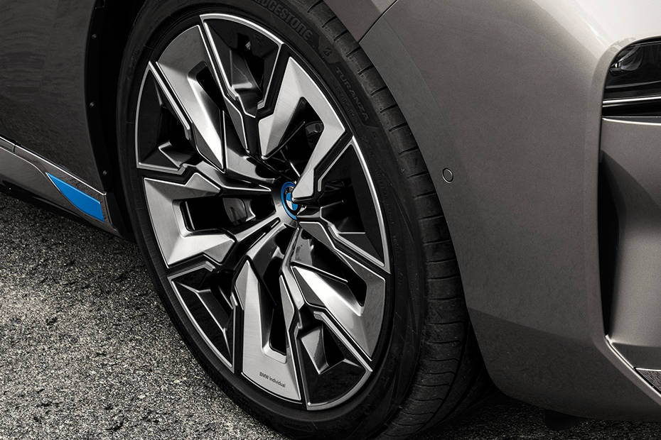 BMW i7